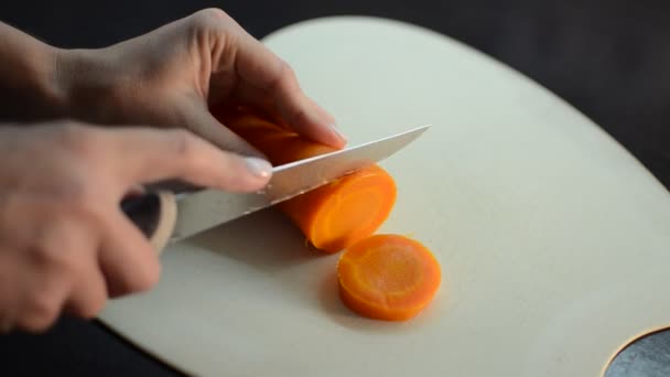 Chef Coupe Les Carottes Bouillies Avec Couteau Sur Une Planche — Video