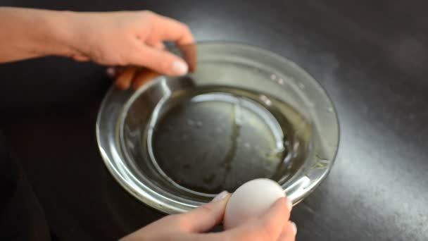Кухар Очищає Варені Яйця Від Шкаралупи — стокове відео