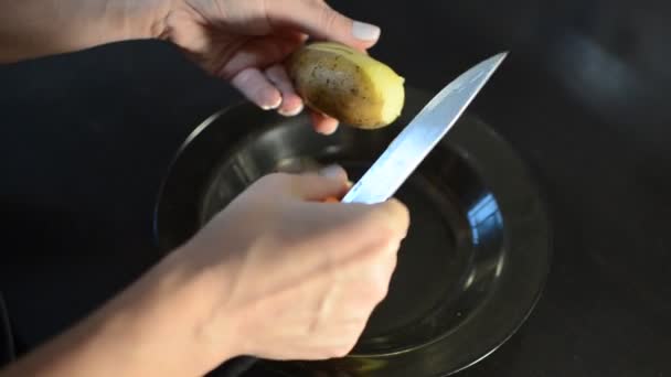 Chef Pela Zanahorias Hervidas Con Cuchillo — Vídeos de Stock