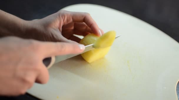 Kook Snijdt Gekookte Aardappelen Met Een Mes Een Snijplank — Stockvideo
