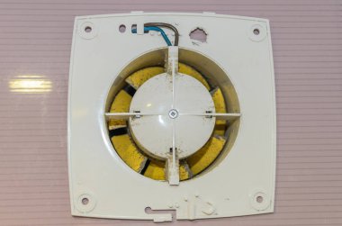 Banyoda duvara monte edilmiş bir vantilatör var.