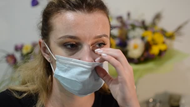 Mujer Joven Bebiendo Una Píldora Quitándose Una Máscara Médica Protectora — Vídeos de Stock