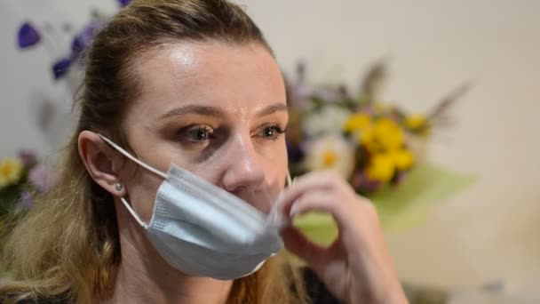 Ung Kvinna Pratar Telefon Tar Sig Sin Skyddande Medicinsk Mask — Stockvideo