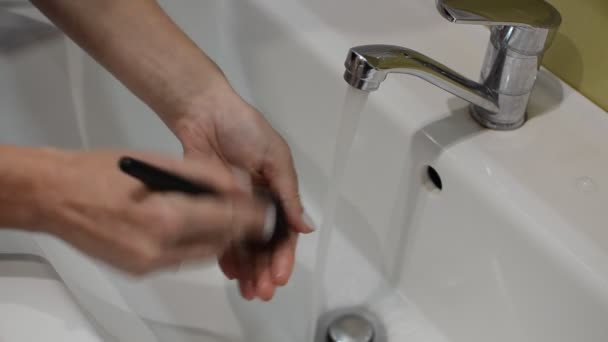 Mujer Lava Cepillos Maquillaje Con Agua Del Grifo Fregadero — Vídeo de stock