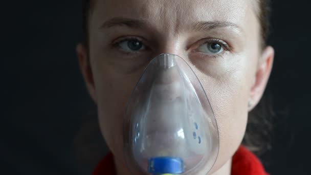 Mulher Respirando Máscara Fazer Inalação Fundo Escuro — Vídeo de Stock