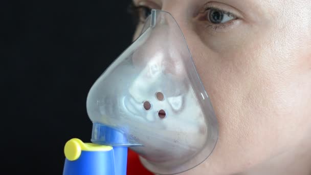 Femme Respirant Dans Masque Tout Faisant Inhalation Sur Fond Sombre — Video