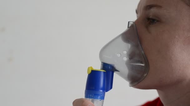 Vrouw Doet Medische Procedure Respiratoire Inhalatie Masker — Stockvideo