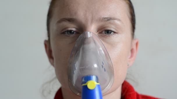 Mulher Fazendo Procedimento Médico Inalação Respiratória Máscara — Vídeo de Stock