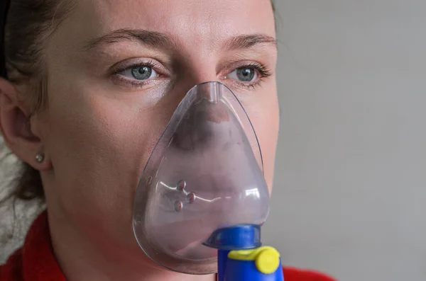 Γυναίκα Που Κάνει Την Ιατρική Διαδικασία Αναπνευστική Εισπνοή Μάσκα — Φωτογραφία Αρχείου