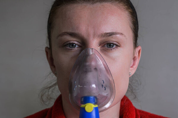 Женщина, делающая медицинскую процедуру - дыхание в маске
