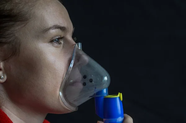 Vrouw Ademt Masker Tijdens Het Maken Van Inhalatie Zwarte Achtergrond — Stockfoto