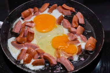 Tavada sosisli sahanda yumurta.