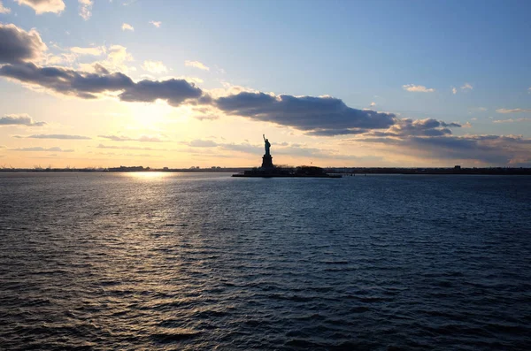 Widok Rzekę Hudson Sylwetka Statua Wolności Przeciw Błękitne Niebo Nieskończony — Zdjęcie stockowe