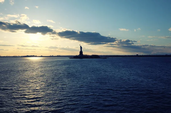 Widok Rzekę Hudson Sylwetka Statua Wolności Przeciw Błękitne Niebo Nieskończony — Zdjęcie stockowe