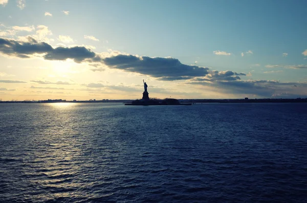 Hudson River Ansicht Mit Der Silhouette Der Freiheitsstatue Gegen Den — Stockfoto