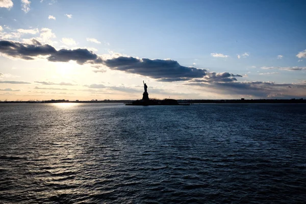 Θέα Στον Ποταμό Hudson Σιλουέτα Της Άγαλμα Της Ελευθερίας Ενάντια — Φωτογραφία Αρχείου
