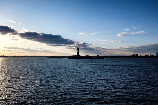 Hudson River Ansicht Mit Der Silhouette Der Freiheitsstatue Gegen Den — Stockfoto