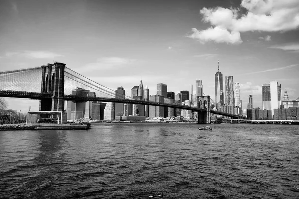 Brooklyn Bridge Widokiem Panoramicznym Wiosna Panoramę Nowego Jorku Czerni Bieli — Zdjęcie stockowe