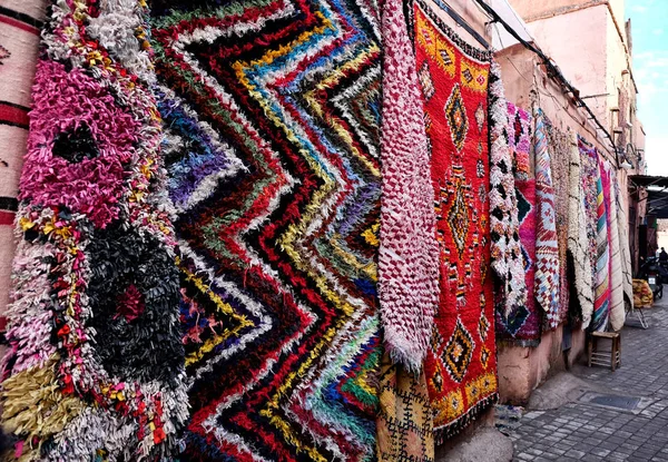 Berber tapijten tentoongesteld in Marrakech, Marokko. — Stockfoto