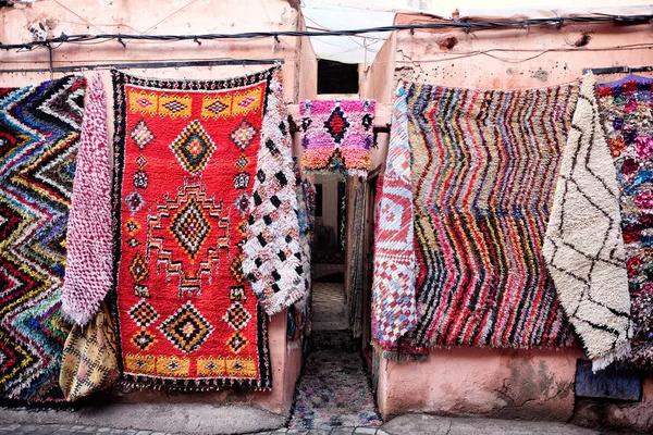 Tienda de alfombras con pantalla de alfombras marroquíes en Marrakech, Marruecos . — Foto de Stock