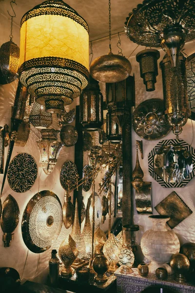 Lámparas y faroles tradicionales marroquíes en zoco — Foto de Stock