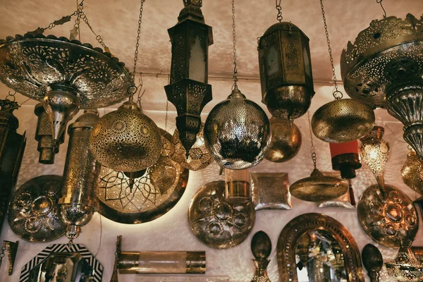 Lámparas y faroles tradicionales marroquíes en Marrakech — Foto de Stock