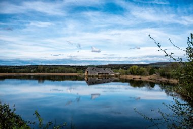 Remerschen, Lüksemburg - 15 Nisan 2018: Panoramik doğa rezerv Haff Reimech gölde ve ornitoloji merkezi Remerschen Schengen, Luxembourg yakınındaki Biodiversum.