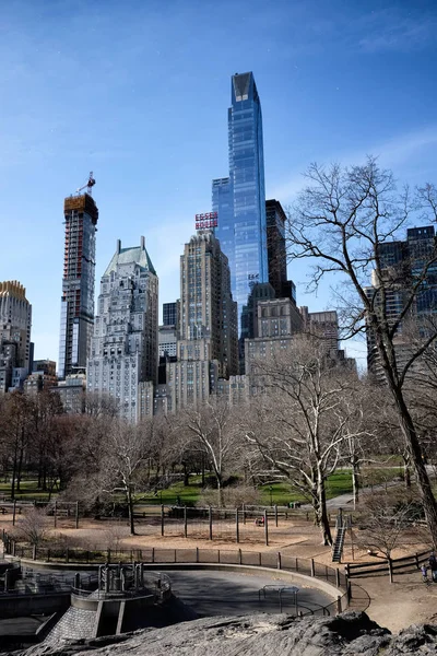 Horizonte de la ciudad de Nueva York con rascacielos urbanos — Foto de Stock