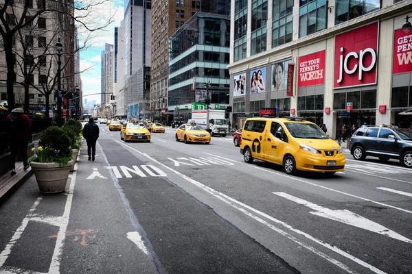 Sárga taxik elhaladó Jcpenney New Yorkban — Stock Fotó