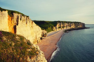 Panoramik Etretat kayalıklarla gün batımında, Fransa