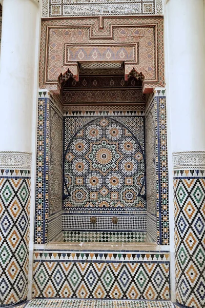 Fontana e pilastri a Marrakech museo interno — Foto Stock