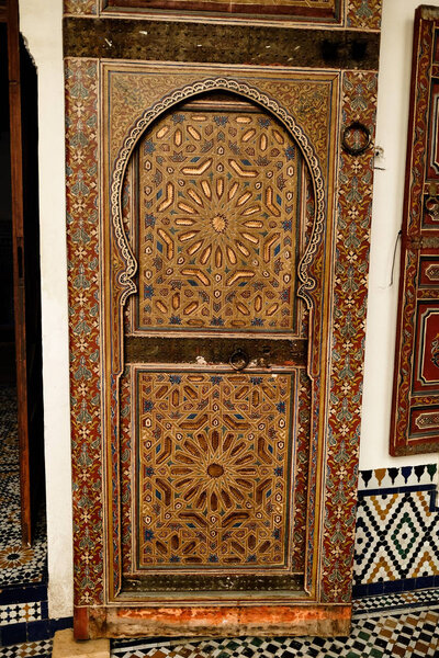 Резные деревянные двери в интерьере музея Марракеша
