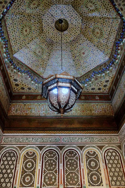 Soffitto e decorazione murale a Marrakech museo interno — Foto Stock