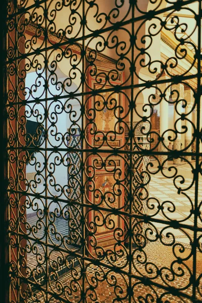 Venster grill sieraad in Marrakech museum interieur — Stockfoto