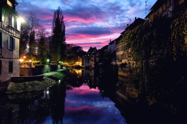 La Petite France bölge Strasbourg, Alsace, Fransa üzerinden muhteşem gün batımı. Mor gökyüzü hasta nehre şafakta yansıtıyordu..