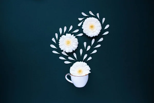 Koffiecup met gerbera bloemblaadjes plat gelegd — Stockfoto