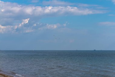denizin üzerinde yaz bulutlu gökyüzü