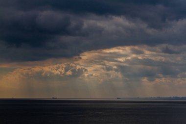 denizin üzerinde yaz bulutlu gökyüzü