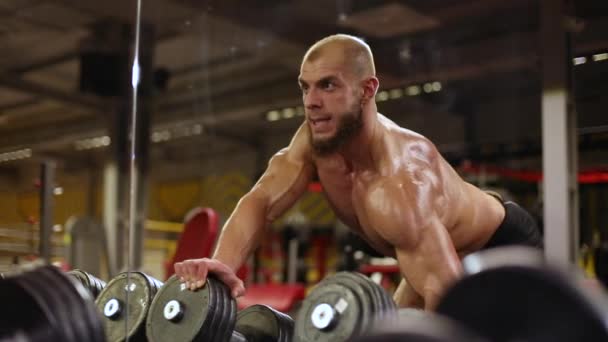 Atletik Adam Mideye Bir Egzersiz Dumbbell Gerçekleştirir — Stok video