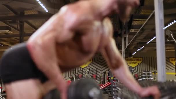 Atletische Man Voert Een Oefening Halter Naar Maag — Stockvideo