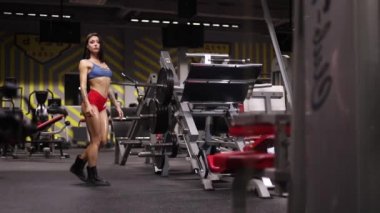 Spor salonunda poz veren atletik kız.