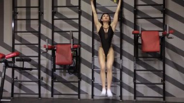 Atletik kız abs için bacaklar yükselterek bir egzersiz yapar