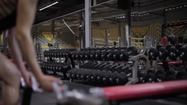 Atletik kız kemer bir eğim bir egzersiz çubuk çekin gerçekleştirir