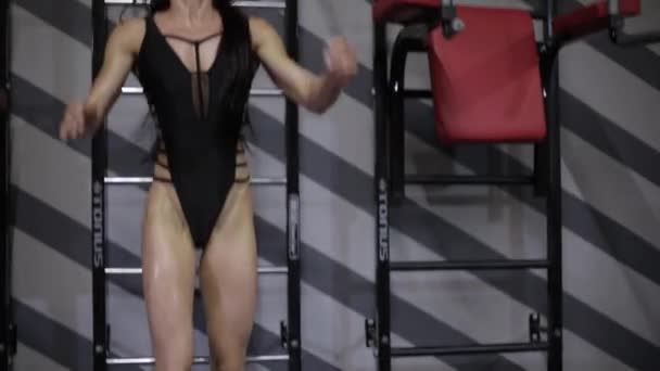 Athletic Dziewczyna Wykonuje Ćwiczenia Podnoszenie Nogi Abs — Wideo stockowe