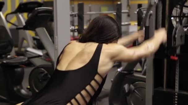 Athlétique Fille Effectue Raider Craving Exercice — Video