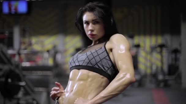 Atletik Kız Bir Ayna Önünde Poz — Stok video