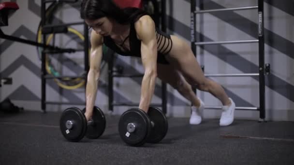 Menina Atlética Realiza Flexões Força Chão Com Halteres — Vídeo de Stock
