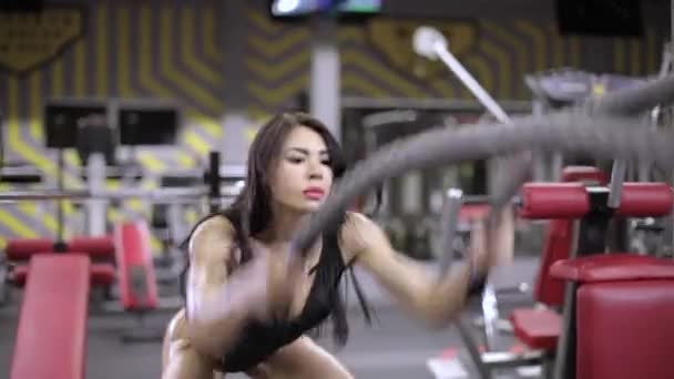 Athletic Dziewczyna Wykonuje Crossfit Ćwiczenia Liny — Wideo stockowe