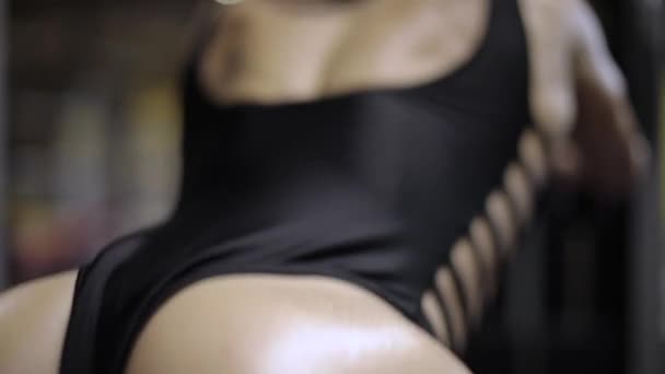 Athletic Sexy Dziewczyna Wykonuje Raider Pull Ćwiczenia Dla Mięśni Pleców — Wideo stockowe