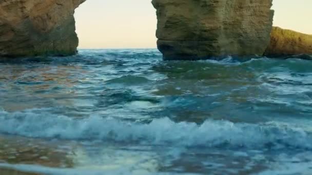 Zonnige Zwarte Zee Kust Met Stenen — Stockvideo
